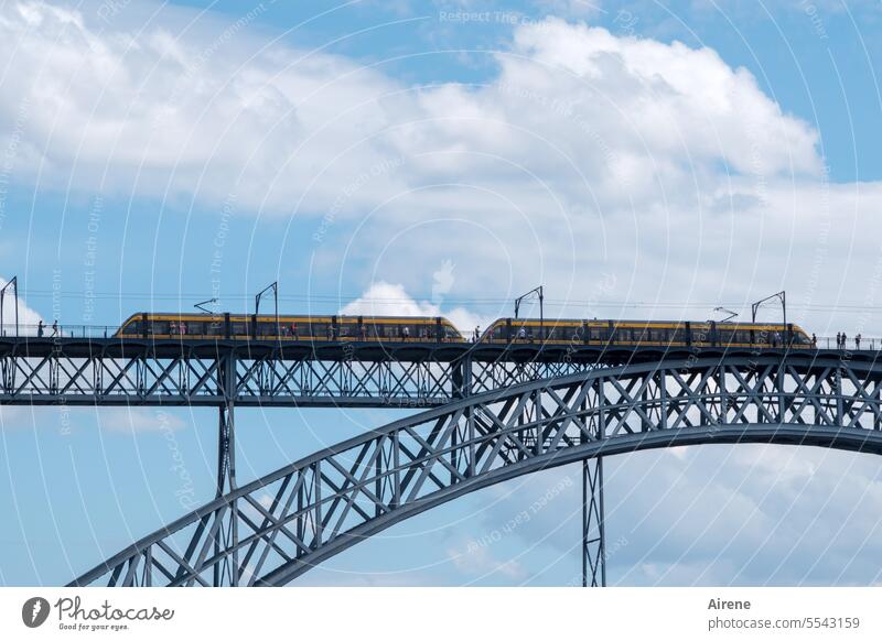 Zugbrücke Brücke Stahl Durchblick Strebe Metall Sehenswürdigkeit grau Gerüst Stahlkonstruktion Stahlträger hoch Schwindelgefühl Brückenkonstruktion Architektur