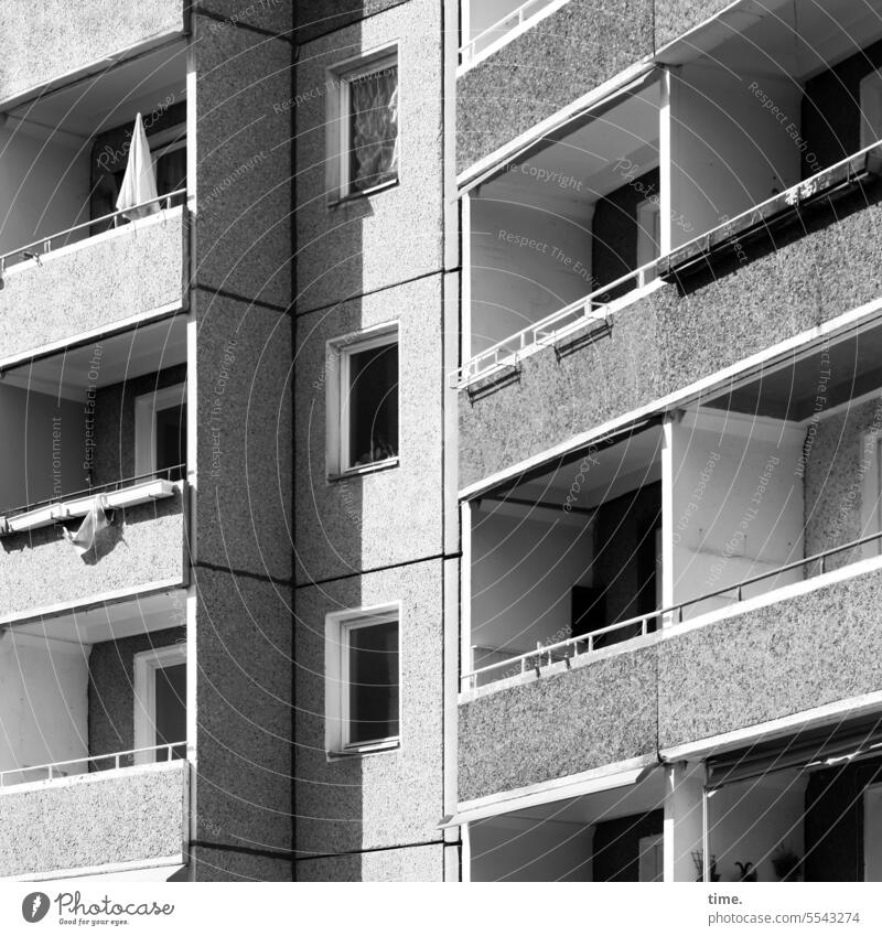 Balkonien mit Sonnenschirm Fassade Wohnen Architektur Fenster Bauwerk Gebäude Haus Hochhaus Wohnung Plattenbau Beton urban Schachtelbau Stadt Häusliches Leben