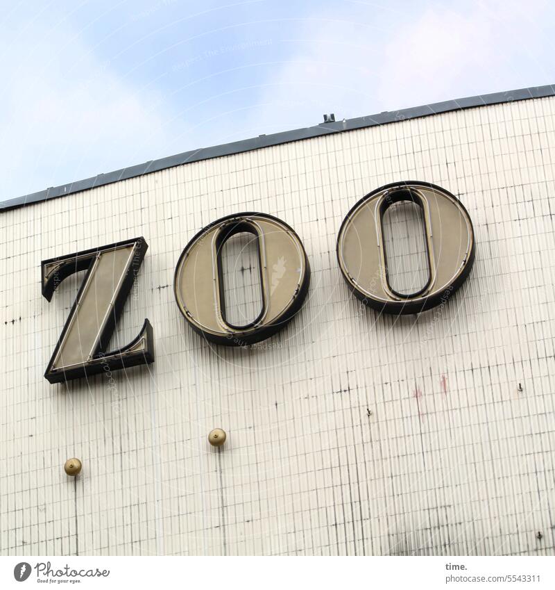 Kultur-Zoo Bauwerk Gebäude Fassade Buchstaben Wort Schrift Textur Himmel Frontansicht Zoopalast Berlin Typographie Wand Kreativität Tradition Sehenswürdigkeit