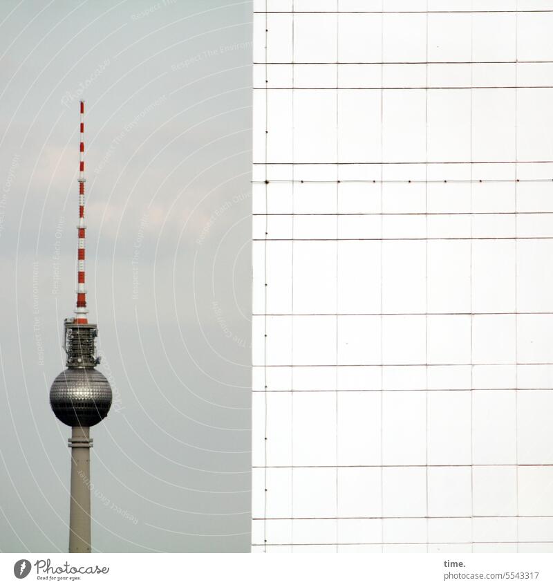 Parallelwelt | spitz & plump Fernsehturm Fassade Hochhaus Berlin Berliner Fernsehturm Sehenswürdigkeit Wahrzeichen Himmel Hauptstadt Architektur Bauwerk