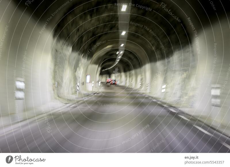 rasante Fahrt durch einen Tunnel Tunnelblick Verkehr Schnelligkeit verwischt unscharf Bewegungsunschärfe autos Fahrbahn Geschwindigkeit fahren Straße Unschärfe