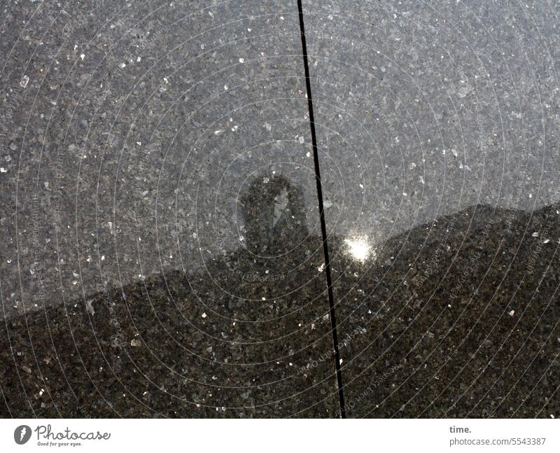 Schneetreiben im Frühling vor Skyline auf Granit mit Plattenriss und gespiegeltem Sonnenlicht Steinplatte Reflexion & Spiegelung Schnitt Ritze Schatten abstarkt