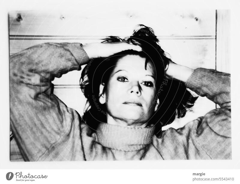 Eine nachdenkliche Frau rauft sich die Haare raufen Junge Frau feminin Fotografie analog Porträt Mensch Pullover winterpullover Innenaufnahme
