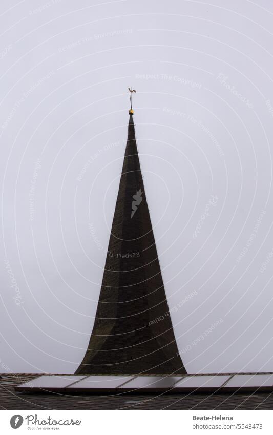 modern times: Kirchturm hinter Solarmodulen Wetter trüb grau Kirchturmspitze Hahn schlechtes Wetter Regen nass trist Außenaufnahme Menschenleer Solaranlage