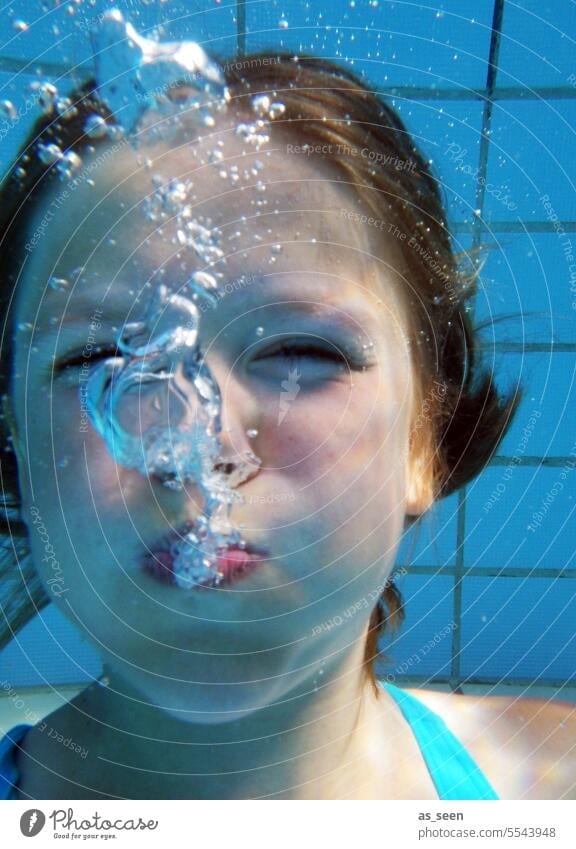 Unter Wasser unter Wasser Gesicht blasen Blase Luftblase Spaß Mädchen Freude Sommer blau türkis Badeanzug Schwimmbad tauchen Kind Kindheit schwimmen Pool Ferien