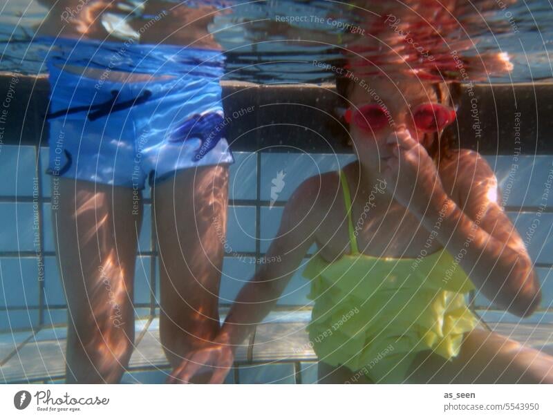 Unter Wasser tauchen Schwimmbad Taucherbrille Badeanzug Badehose Kinder Mädchen Junge Kindheit Sommer blau Ferien & Urlaub & Reisen Freude Freizeit & Hobby