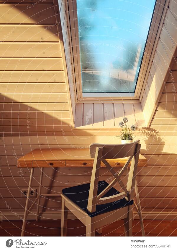arbeiten im dachgeschoss Schreibtisch Dachgeschoss Stuhl Dachfenster Sonnenlicht Lesezimmer Büro arbeitszimmer Holz Holzvertäfelung Menschenleer Innenaufnahme