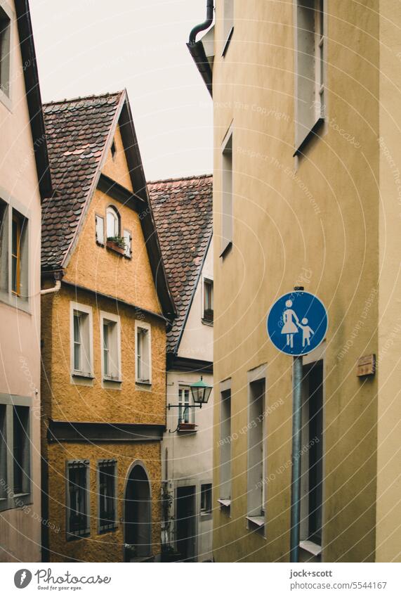 Eine versteckte Gasse innerhalb der alten Stadtmauer (Fußgängerzone) Rothenburg ob der Tauber Deutschland Bayern Städtereise historisch Architektur Altstadt