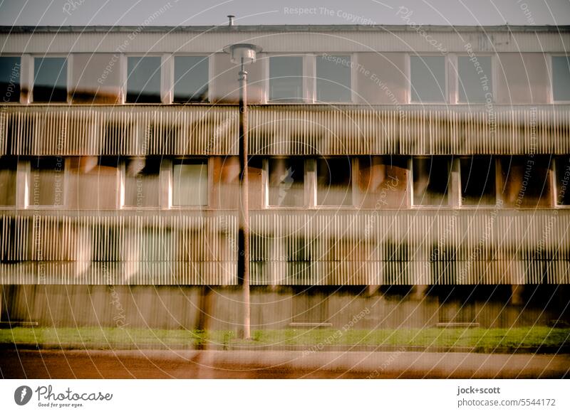 Weichspüler | für den Plattenbau Doppelbelichtung Experiment Fassade DDR trist defokussiert Straßenbeleuchtung abstrakt retro Stil Unschärfe Architektur