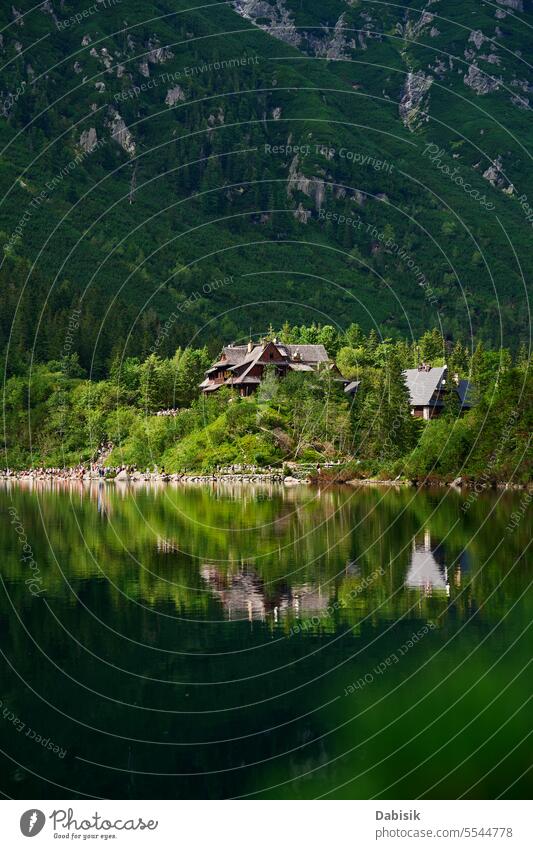 Hütte in den Bergen mit grünem Wald in der Nähe des Sees Kabine Nationalpark Landschaft Tourismus Morskie Oko Seeauge Touristen Natur Polen Tatra Zakopane