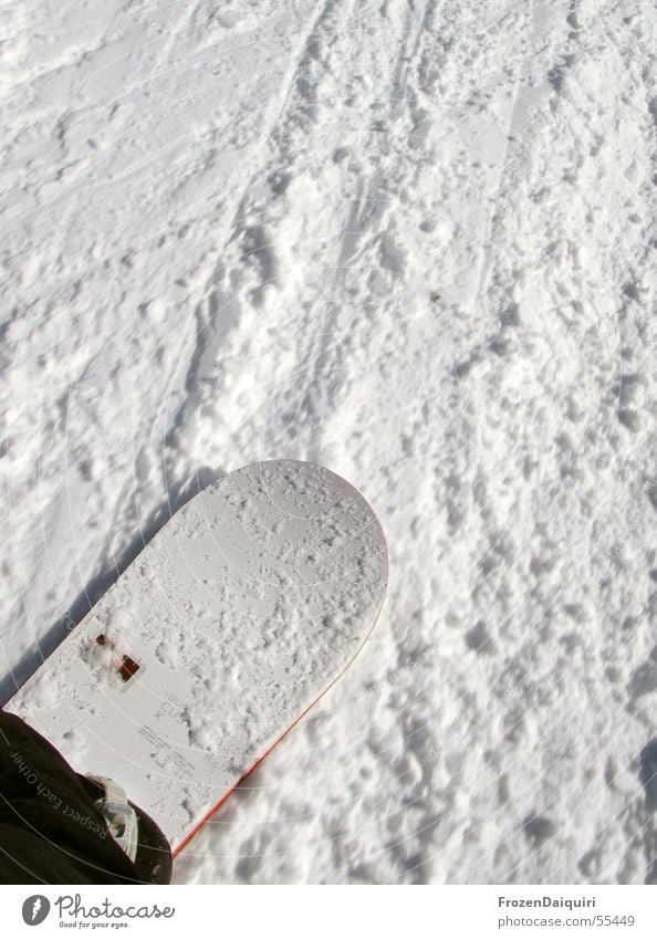 Riding No. 2 Snowboard Snowboarding fahren weiß Schnee hell Kontrast Vogelperspektive Detailaufnahme Schneedecke Skipiste Außenaufnahme Farbfoto rutschen 1