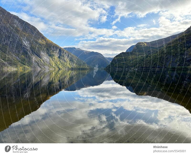 Spiegelung an einem See in Eidfjord Wasser Natur Reflexion & Spiegelung Landschaft Außenaufnahme ruhig Wasseroberfläche Wasserspiegelung Idylle friedlich Ruhe