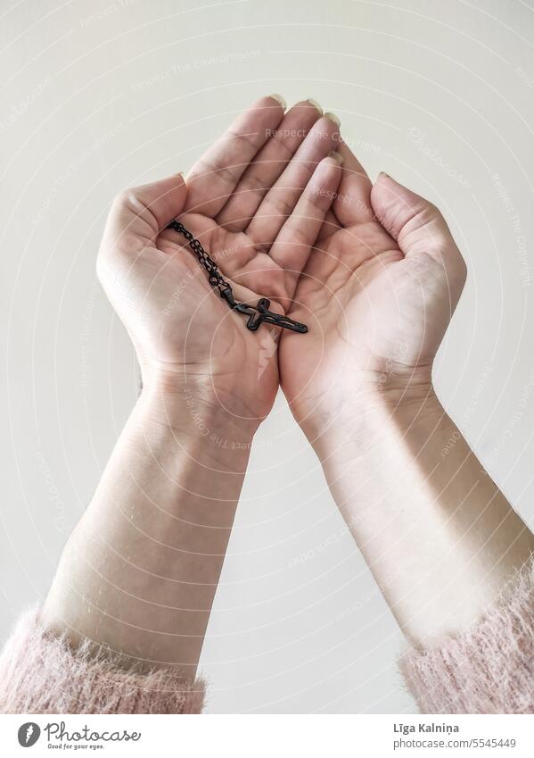 Hände, die ein Kreuz halten, während sie beten betend Christentum Gebet Gott Religion Katholizismus heilig Glaube betende Hände durchkreuzen Jesus Christus