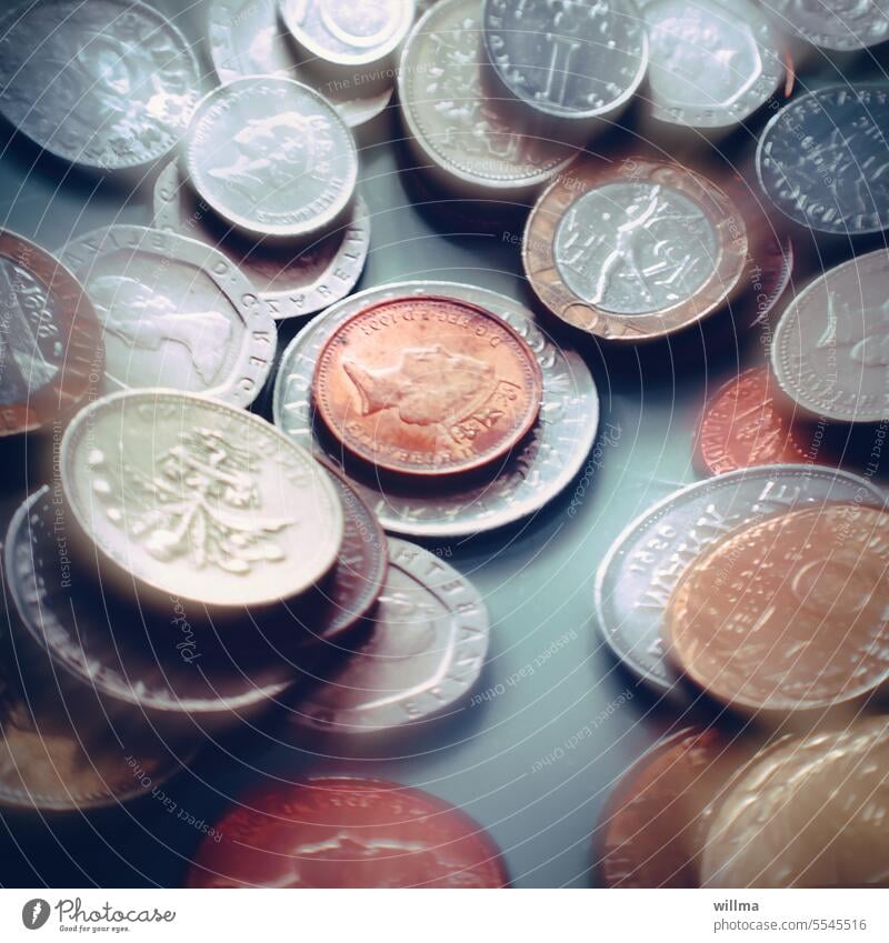 Eurotisch - Harte Währung nach der Geldwäsche Münzen Geldmünzen Bargeld Finanzen Einkommen sparen Kapitalwirtschaft Vermögen Ersparnisse Reichtum Einsparungen