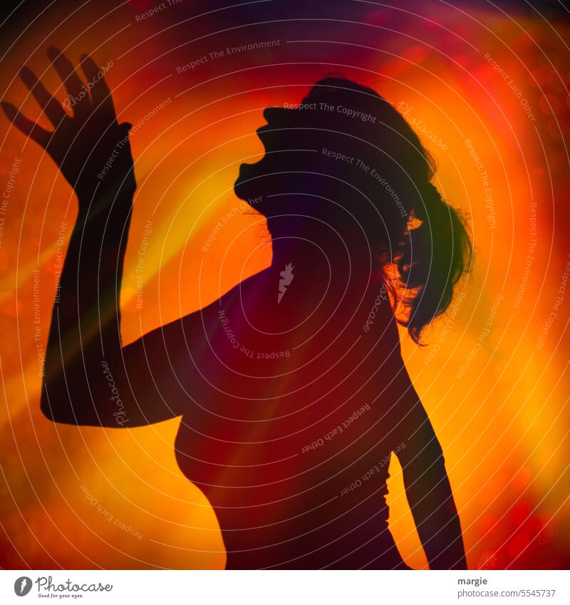 Der Schrei einer Frau, Schattenspiel schreien laut leuchten Spiel mit Licht und Schatten Silhouette Profil Lichtstimmung Lichteinfall abstrakt