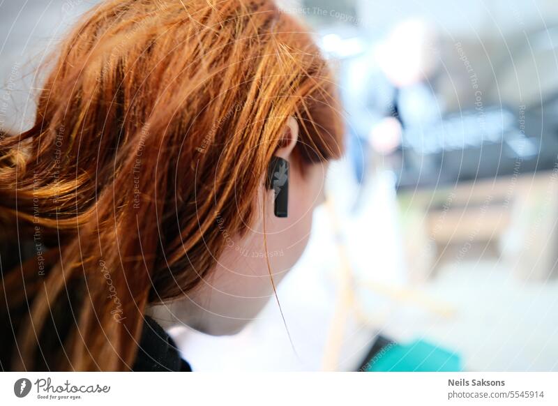 Kopfhörer und rote Haare Ohrenstöpsel Musik hören Technik & Technologie Behaarung Mädchen Frau jung zuhören genießen Freude Porträt modern Person Klang Glück