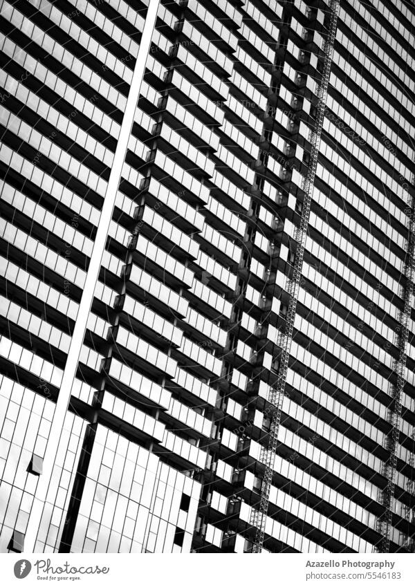 Schwarz-Weiß-Bild der modernen Architektur abstrakt Winkel Appartement architektonisch Hintergrund schwarz auf weiß Gebäude Business Großstadt Stadtbild Gewerbe
