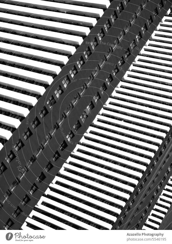 Schwarz-Weiß-Bild der modernen Architektur abstrakt Winkel Appartement architektonisch Hintergrund schwarz auf weiß Gebäude Business Großstadt Stadtbild Gewerbe