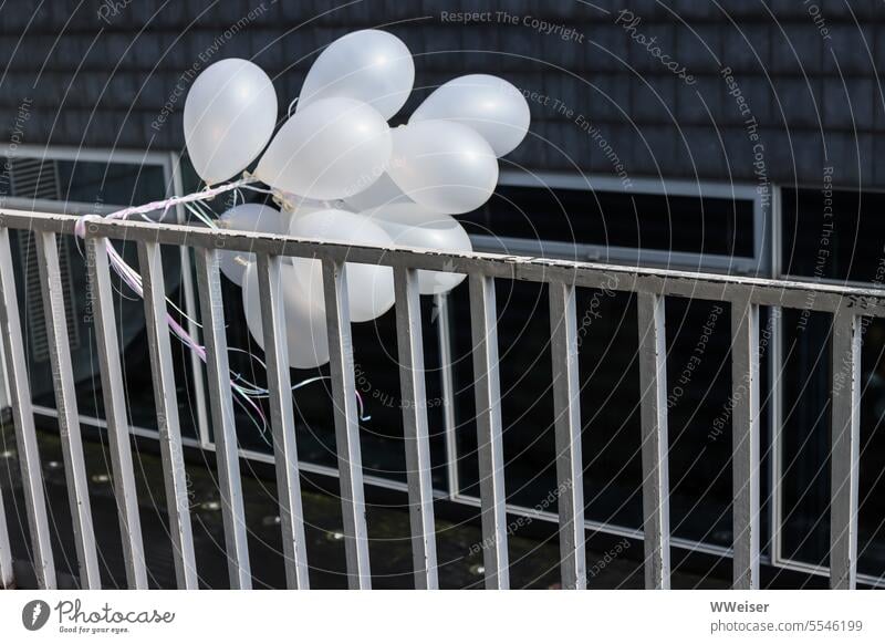 Eine Traube weißer Luftballons hängt am Geländer vor dem Hotel Feiern Kontrast Ballons festlich urban Stadt Zaun Metall hässlich Bürogebäude anonym Wind