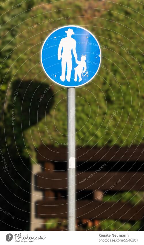 Humorvolles Verkehrsschild Fußgänger mit Teufelchen Verkehrszeichen Schilder & Markierungen Hinweisschild Wege & Pfade Verkehrswege Außenaufnahme Warnschild