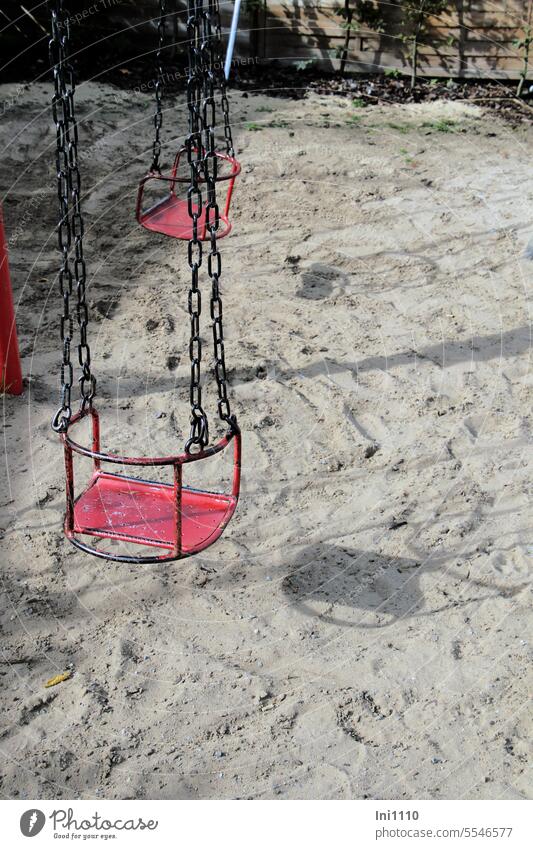 es sind noch Plätze frei schönes Wetter Spielplatz Teilansicht Kinderkarussell Kettenkarusell rote Sitze Sand Schattenspiel Schattenwurf Kinderspaß Vergnügen
