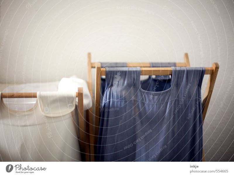 Hausarbeit | Wäsche sortieren Lifestyle Häusliches Leben Innenarchitektur Wäschekorb Sack blau weiß Ordnungsliebe Sammelstelle Behälter u. Gefäße offen
