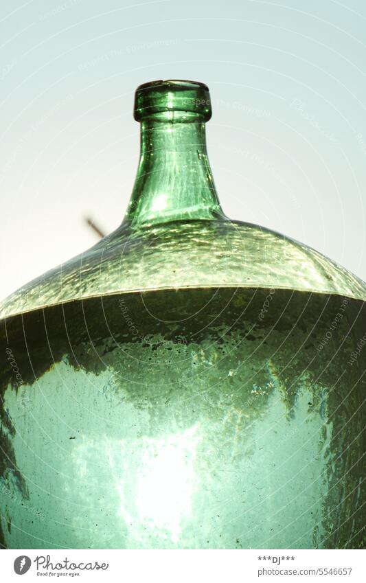 EIn grünes großes Glas-Gefäß bzw. Karaffe gefüllt mit Wasser Wasserflasche Perspektive Flasche Getränk Trinkwasser frisch Durst Flüssigkeit kalt Erfrischung