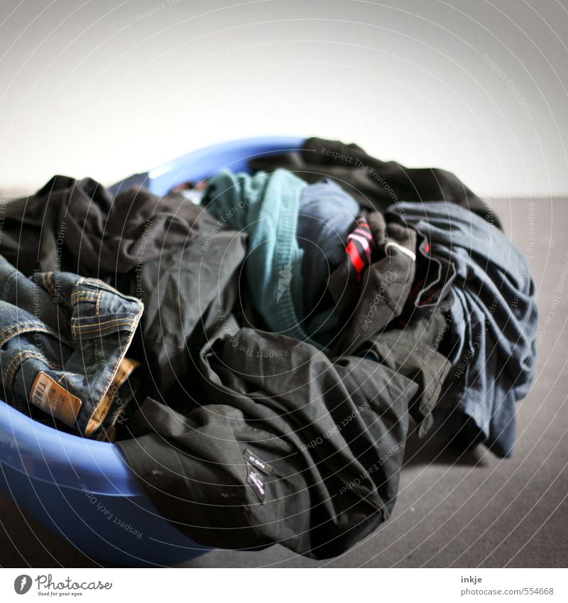 Hausarbeit | Wäsche einsammeln Lifestyle Häusliches Leben Bekleidung wäschewanne Kübel Wäschehaufen Haufen Kunststoff liegen dreckig trocken fleißig