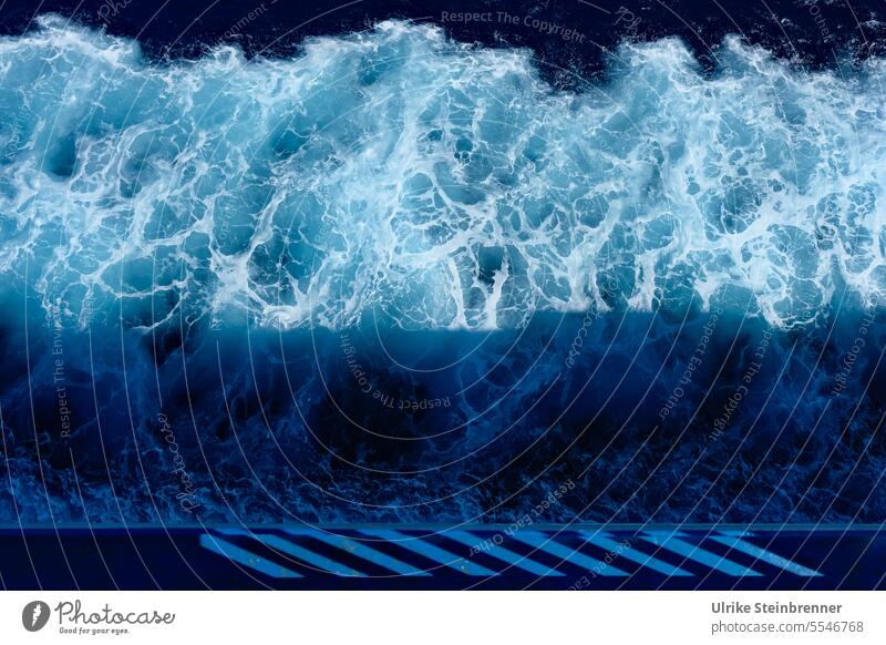 Seitliches Kielwasser eines Fährschiffes im Mittelmeer Verwirbelung Wasser Meer Fähre Transport Schiff Schifffahrt Sardinien blau weiß Schaumkronen Gischt Spur