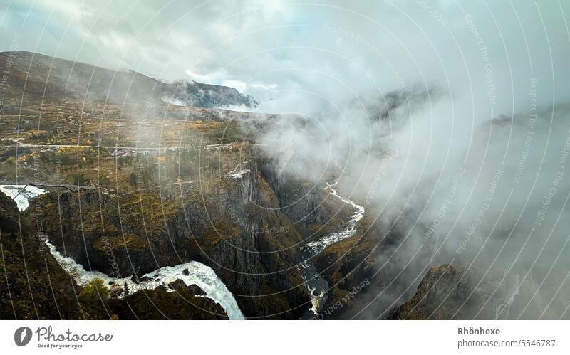 Nebel über dem Wasserfall Vøringsfossen Norwegen Landschaft Natur Berge u. Gebirge Skandinavien Tourismus Fjord Ferien & Urlaub & Reisen Farbfoto Außenaufnahme