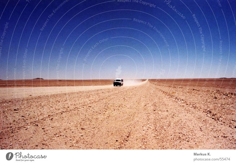 Nirgendwo Afrika Namibia rot Geländewagen heiß Einsamkeit verloren Staub staubig Straße leer nirgendwo Wüste Skipiste pad Sand PKW jeep Kies