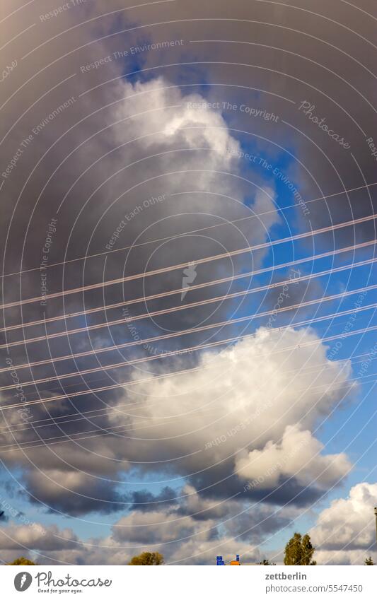 Hochspannungsleitung vor Wolken altocumulus drohend dunkel dämmerung düster farbspektrum feierabend froschperspektive gewitter haufenwolke himmel hintergrund