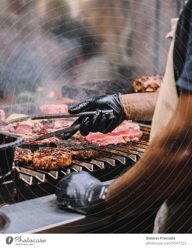 Hervorragende Teilstücke von galicischem Rindfleisch erster Qualität gealtert Hintergrund Barbecue Grillen grillen Beefsteak schwarz Holzplatte Metzger
