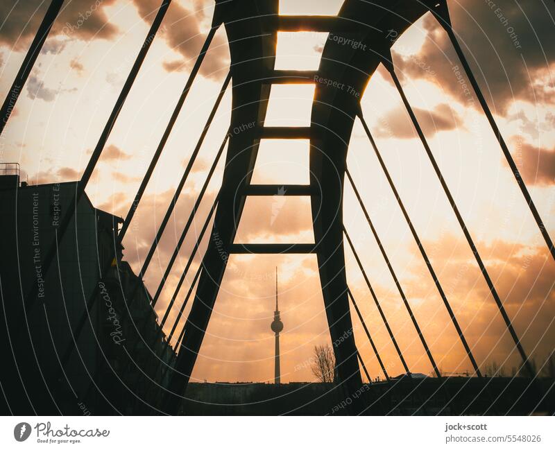 Weichspüler | für die Abendstimmung mit Fernsehturm Berliner Fernsehturm Prenzlauer Berg Brücke Silhouette Wahrzeichen gerahmt Hauptstadt Sonnenlicht