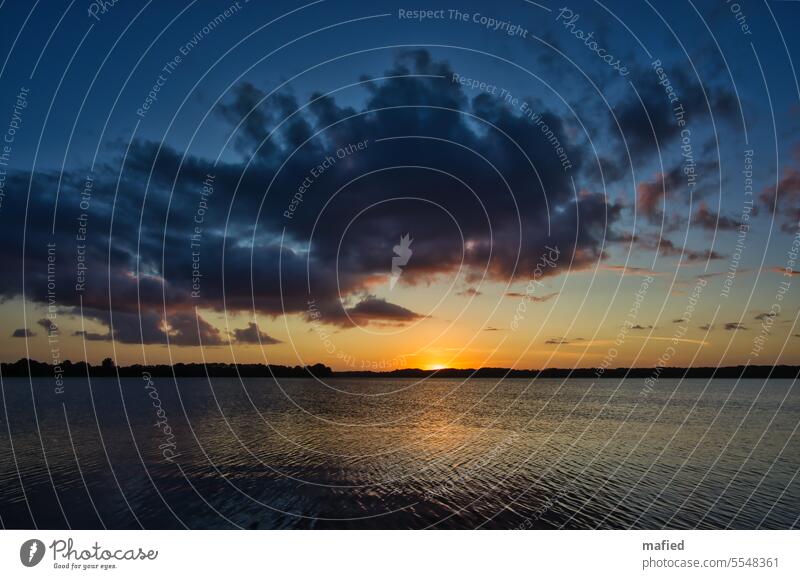 Sonnenaufgang über der Schlei, Morgenstimmung mit dramatischen Wolken Wasser Morgendämmerung Spiegelung Horizont Ufer Küste blau grau orange Landschaft Meer