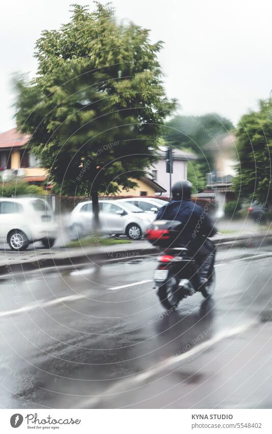 Mann im Regen mit seinem Motorrad im Freien Unfall aktiv Erwachsener Antenne Asien attraktiv Auto Hintergrund verschwommen PKW Kaukasier chaotisch heiter