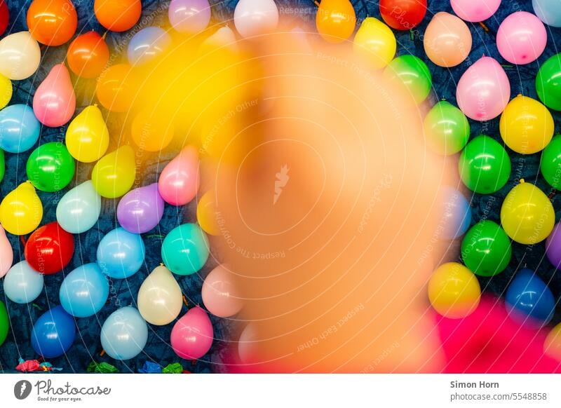 Kind wirft mit Dartpfeil auf Luftballons bunt reihenweise werfen platzen Kirchweih Kirmes Rummel zielen Feste & Feiern Jahrmarkt Attraktion Freude Kindheit