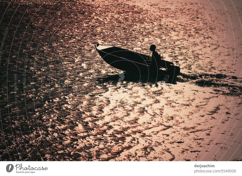 Ein kleines Boot fährt durch die  Silberne glänzende Abendsonne bei leichten Wellenschlag. Boot fahren Außenaufnahme Wasser Meer Ausflug Farbfoto Bootsfahrt