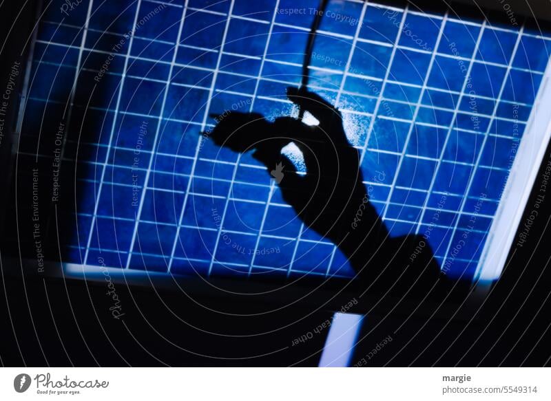 Schattenhand mit Stecker auf Solar- Photovoltaik- Modul Hand Strom Panel Energie solar regenerativ Umwelt Elektrizität Technik & Technologie blau elektrisch