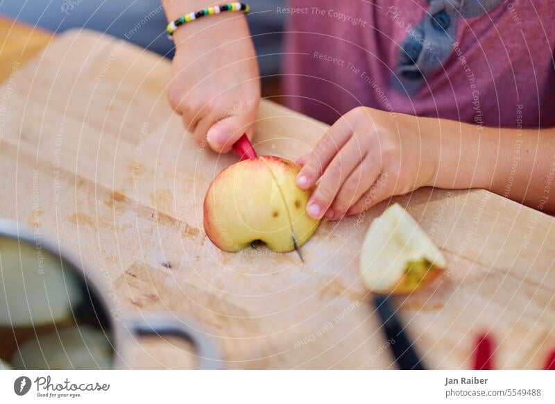 Kind schneidet Äpfel Messer Apfel Brett Kindergarten Waldorf Waldorfkindergarten Natur feiern Apfelfest