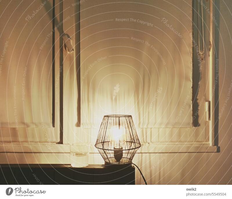 Zu nachtschlafener Zeit Kunstlicht Lampenschirm Design sparsam bescheiden ruhig Stimmung Nachtlicht Innenaufnahme Menschenleer Abend Kontrast