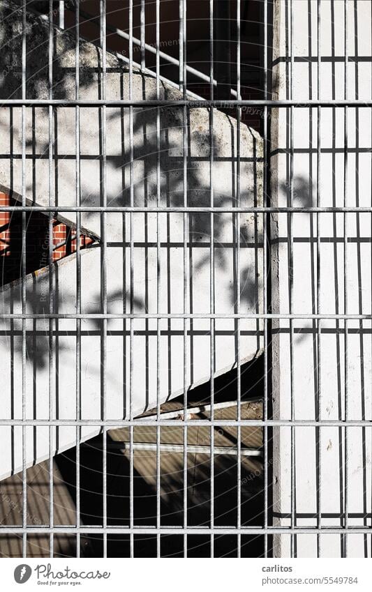 Drinkje bej Inkje |  Zweckbau in der Nachbarschaft Gitter Absperrung Beton Metall Sicherheit Treppe Fluchtweg Schutz Barriere Zaun Muster Strukturen & Formen