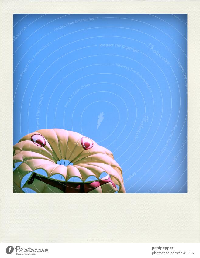 Polaroid – Parasailing Gleitschirm in Gesichtsform Sommer Außenaufnahme Himmel Farbfoto Blauer Himmel Wolken Schönes Wetter Smiley Smiley-Gesicht Smileys