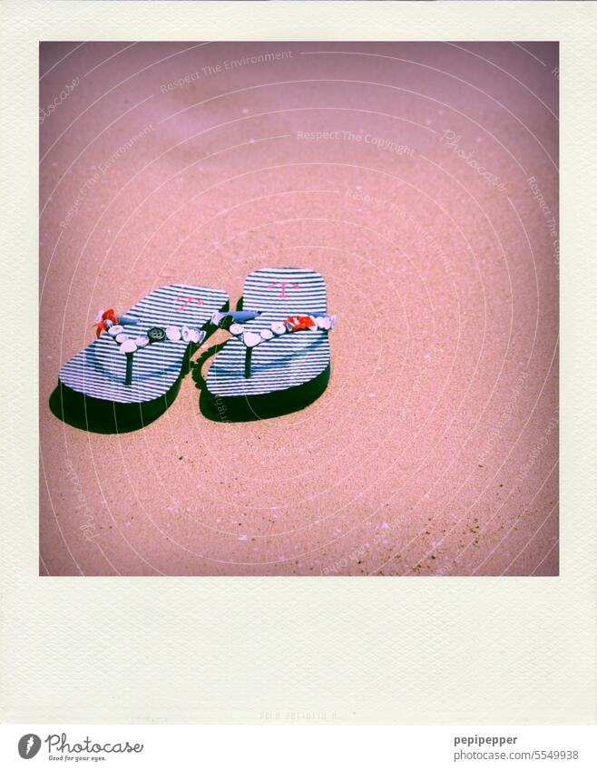 Polaroid – Flipflops am Strand liegend Badelatschen Sommer Farbfoto Außenaufnahme Ferien & Urlaub & Reisen Sommerurlaub Schuhe Tourismus Schwimmen & Baden Sand