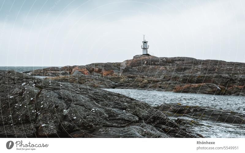 Leuchtturm auf Marstrand Schweden Meer Küste Landschaft Außenaufnahme Farbfoto Wasser Natur Ferien & Urlaub & Reisen Menschenleer Himmel Nordsee Umwelt Wolken