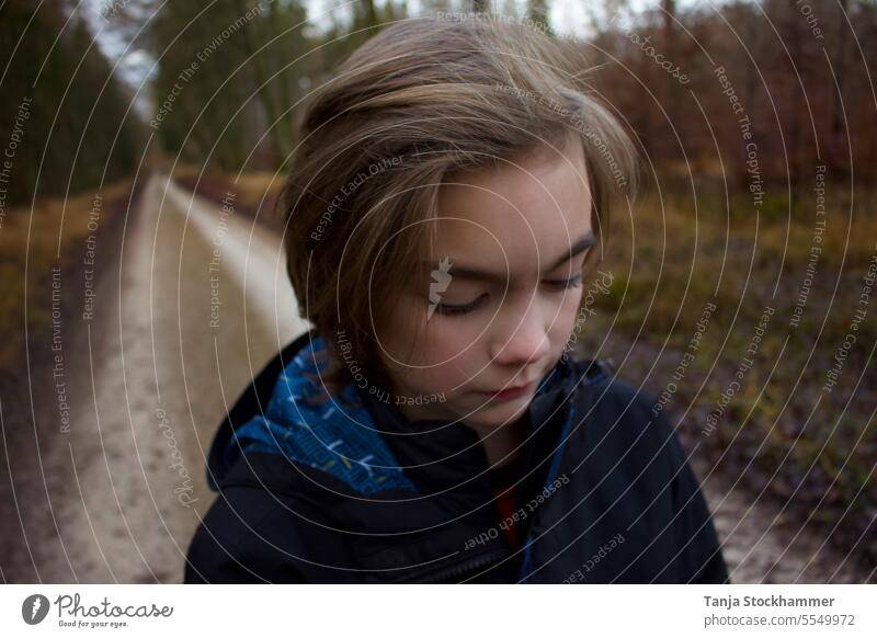 Nachdenkliches Kind im Wald nachdenklich traurig Traurigkeit Nachdenklichkeit herbstlich Herbst Weg langer weg Porträt Porträts Gesichtsausdruck Gesichter Kopf