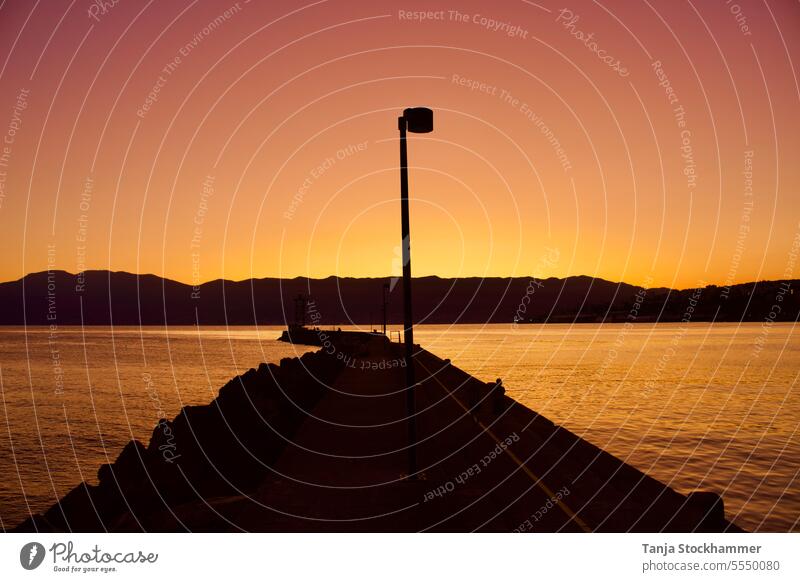 Sonnenuntergang am Pier Mololongo Sonnenuntergänge Istrien Kroatien Sonnenuntergang Meer stimmungsvoll Stimmungsbild rot orange gelb Piers langer weg romantisch