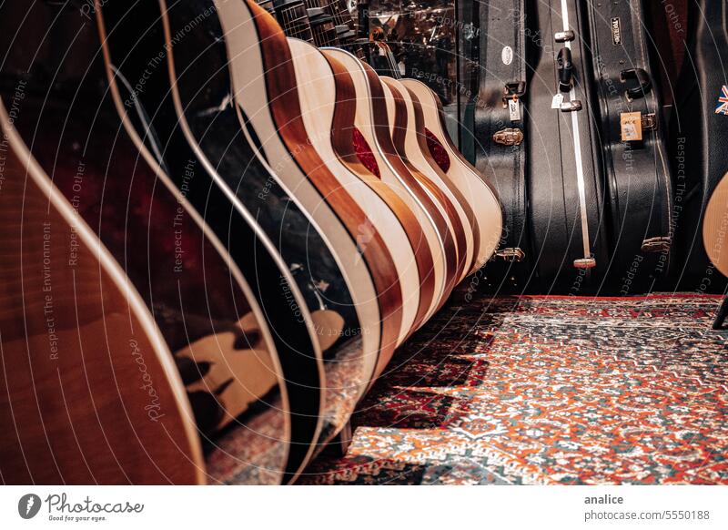 Serie von Gitarren Gitarrenkoffer Musik Musikinstrument Musical Teppich Instrument hölzern Konzert Werkstatt
