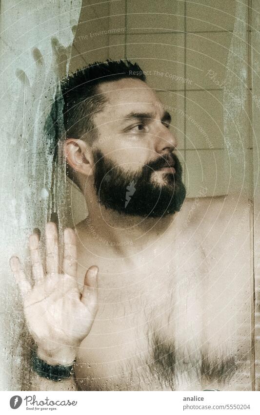 Mann hinter nassem Glas in der Dusche männlich nackt nackter Torso Unter der Dusche nasses Haar Traurigkeit Nostalgie Einsamkeit einsam Stille Vollbart Fenster
