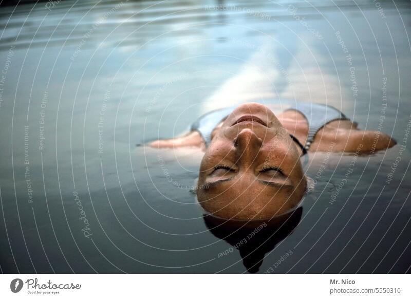 in Weichspüler I baden Schwimmen & Baden Wasser feminin Wasseroberfläche bewegungslos See Rückenschwimmen Meerjungfrau Reflexion & Spiegelung Leichtigkeit